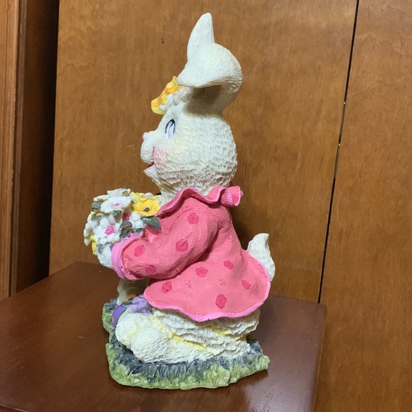 SPRING BUNNY BRINGING YOU A BUSHEL OF FLOWERS- Cute Mantel / Tabletop piece - Picture 4 of 10